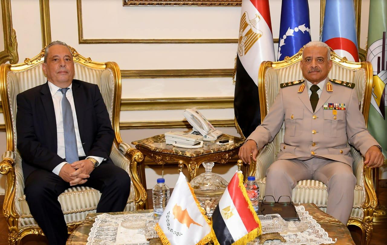 وزير الدفاع مع نظيره القبرصي