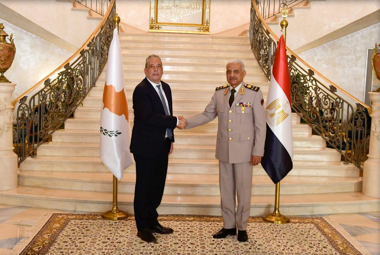 وزير الدفاع مع نظيره القبرصي