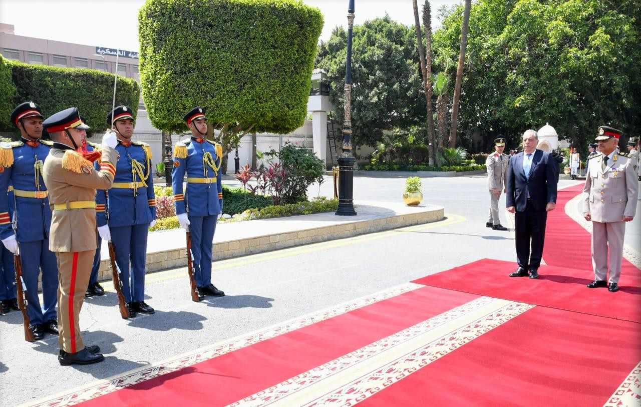 وزير الدفاع مع نظيره القبرصي