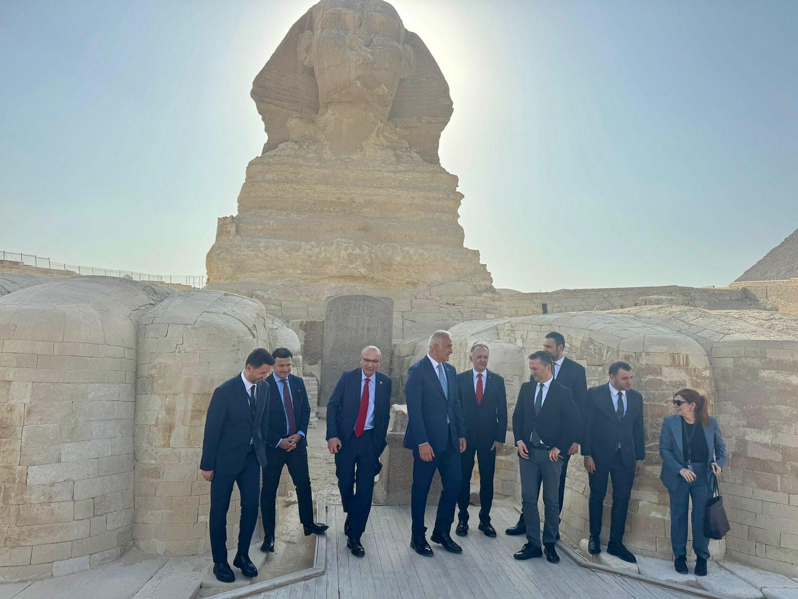 وزير الثقافة والسياحة التركي بمنطقة الأهرامات
