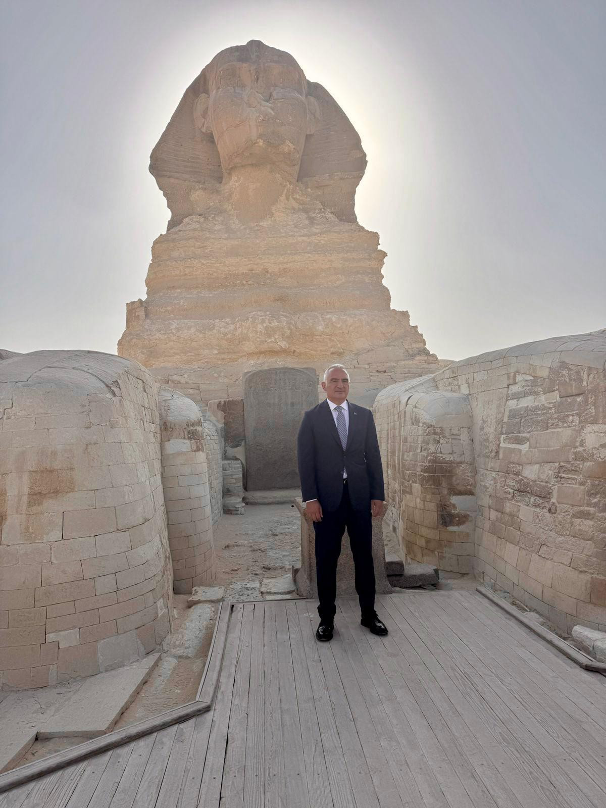 وزير الثقافة والسياحة التركي بمنطقة الأهرامات