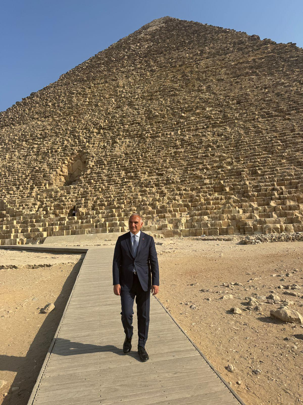 وزير الثقافة والسياحة التركي بمنطقة الأهرامات