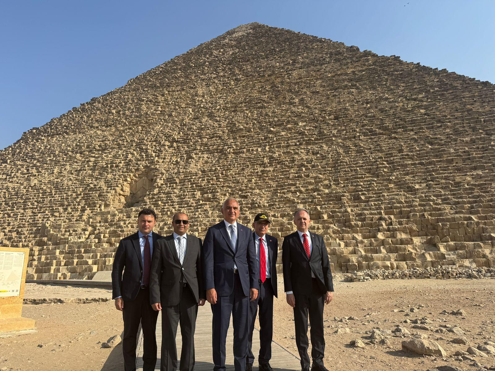 وزير الثقافة والسياحة التركي بمنطقة الأهرامات