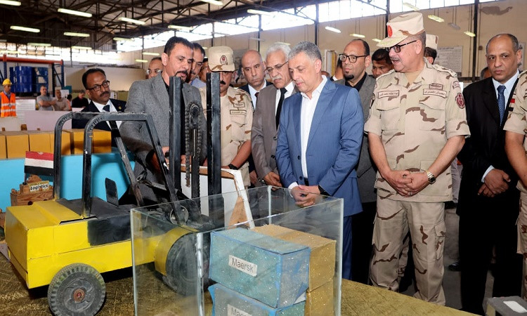 محافظ الإسماعيلية يتفقد مدرسة المعدات الثقيلة الفنية العسكرية