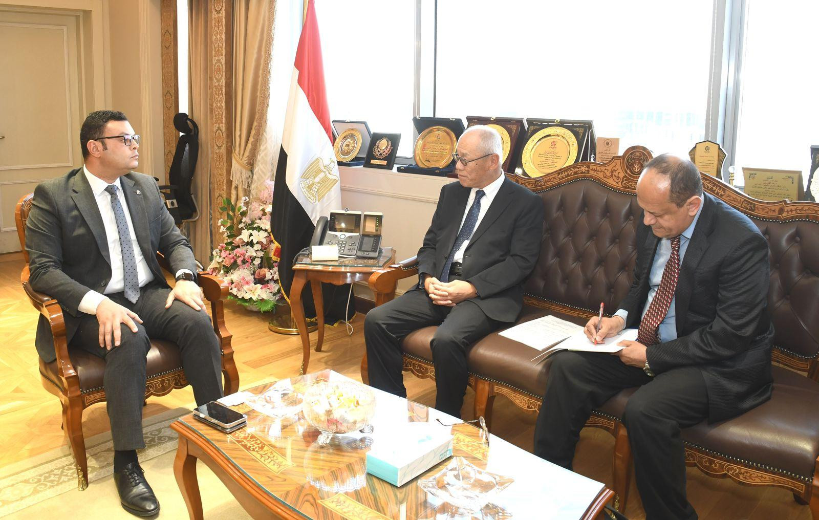 وزير الإسكان وسفير اليابان