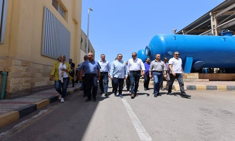 محافظ البحر الأحمر يتفقد محطة مياه الشرب 