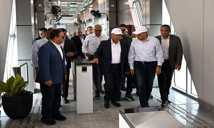 رئيس الوزراء يتفقد التشغيل التجريبي لمشروع الأتوبيس الترددي