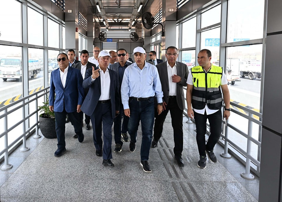 رئيس الوزراء يتفقد التشغيل التجريبي لمشروع الأتوبيس الترددي