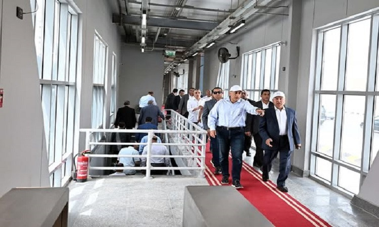 د.مدبولي&nbsp;يستمع لشرح حول كيفية الربط بين محطات المشروع ومواقف السيارات