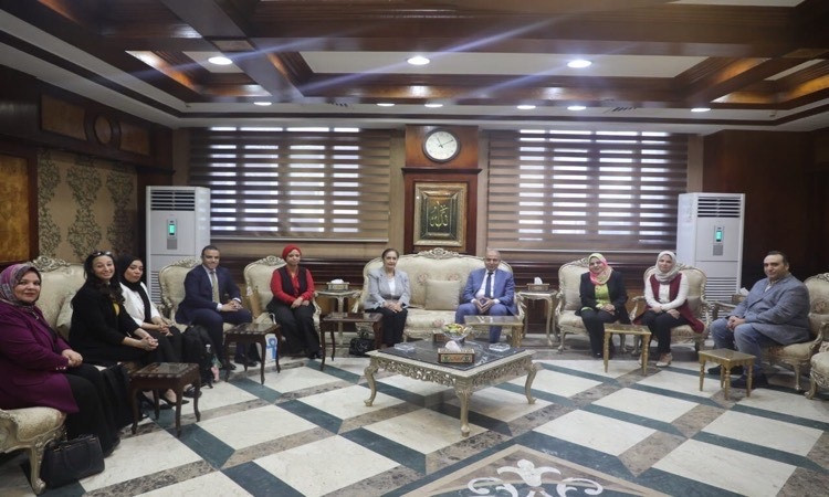 محافظ المنيا والسفيرة نائلة جبر