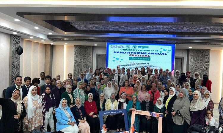 تكريم وحدة مكافحة العدوى بمستشفيات جامعة بنها