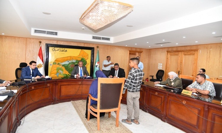 محافظ الفيوم يوجه بتوفير فرص عمل ودعم اجتماعي ورعاية صحية شاملة