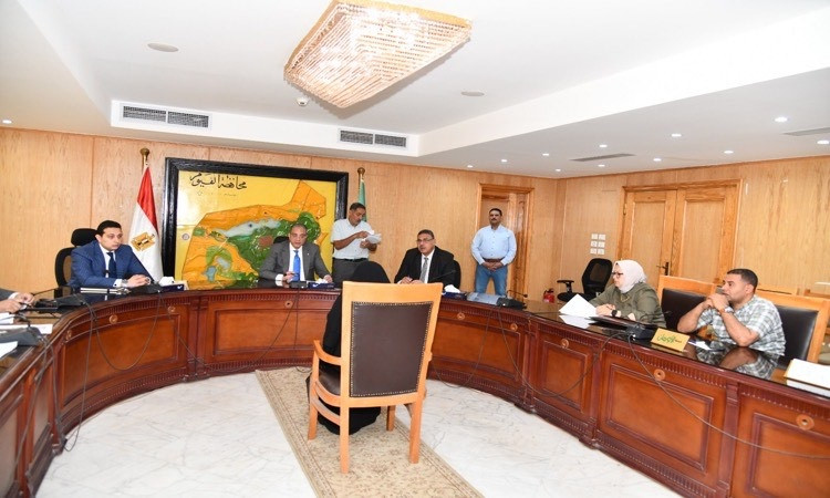 محافظ الفيوم يوجه بتوفير فرص عمل ودعم اجتماعي ورعاية صحية شاملة