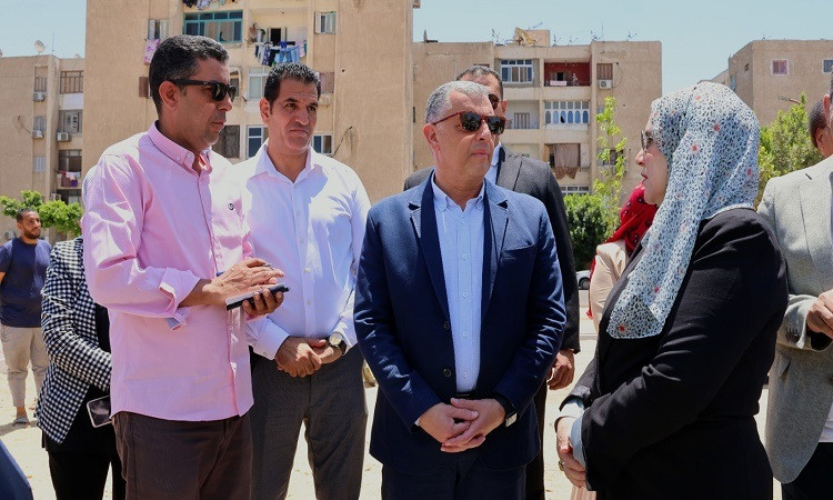 محافظ الإسماعيلية يتفقد تطوير طرق حي ثالث ويشارك في زراعة أشجار مثمرة