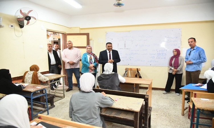 محافظ مطروح يتفقد انطلاق ماراثون امتحانات الشهادة الإعدادية بالمحافظة