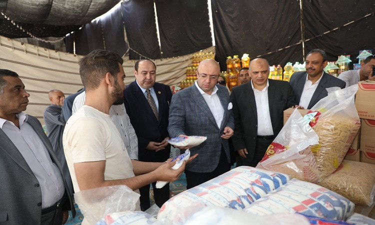 محافظ بني سويف يتابع سير العمل في معرض اللحوم والسلع الأساسية