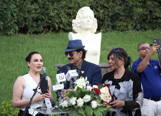 تمثال أسمهان وفريد في الأوبرا