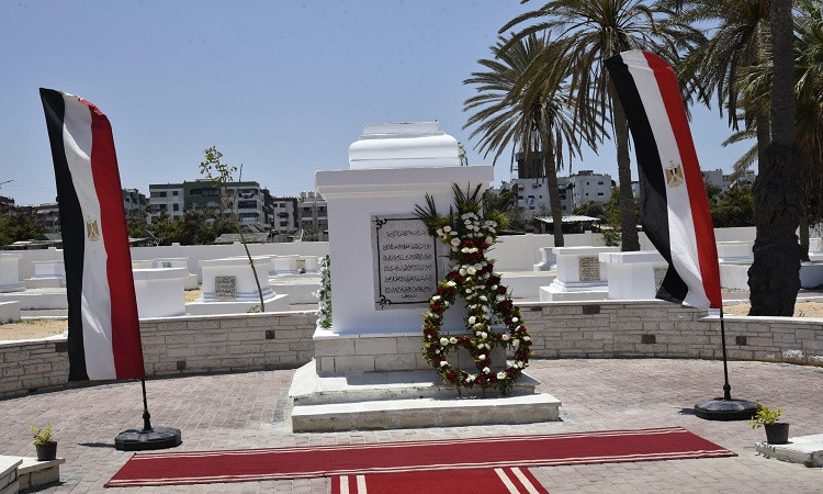 محافظ بورسعيد وقائد الجيش الثاني الميداني يتفقدان مقابر الشهداء بعد تط