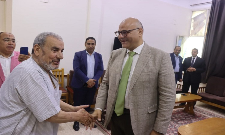 محافظ القليوبية يقدم التهنئة والهدايا والورود للمسنين في أول أيام العي