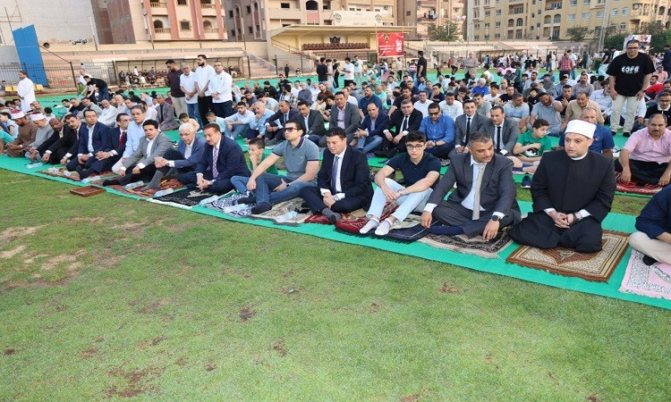 محافظ المنوفية يؤدي شعائر صلاة عيد الأضحى بنادي شبين الكوم