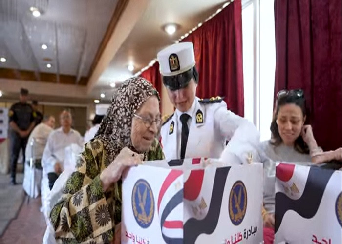 توزيع الهدايا بدور رعاية المسنين