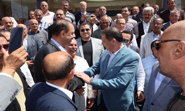 وزير الزراعة ومحافظ سوهاج يزوران مصاب 
