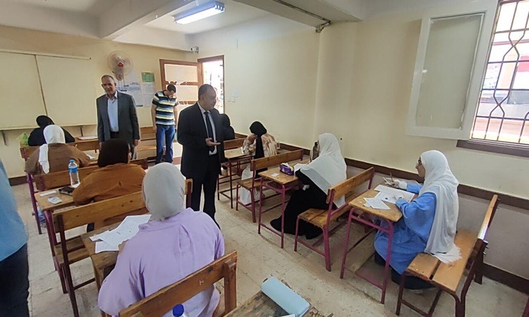 محافظ أسيوط يتابع سيرامتحانات الثانوية العامة ويؤكد توفيربيئة آمنة للط