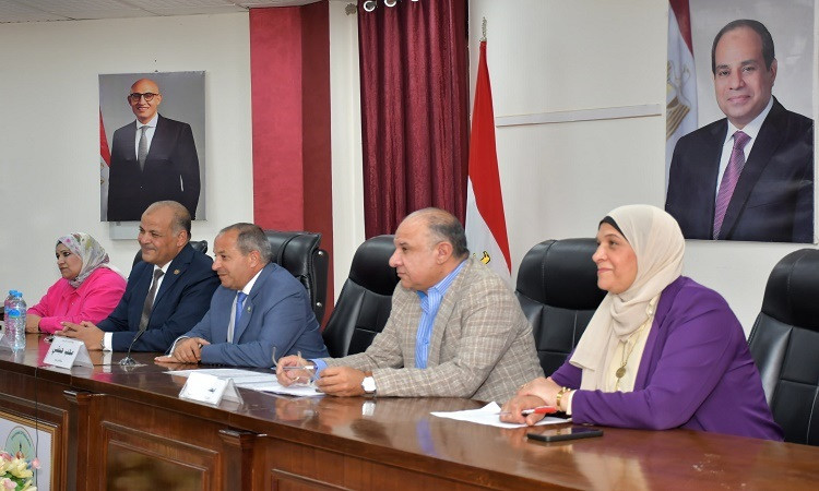 محافظ بورسعيد يتابع انتظام سير الامتحانات من غرفة عمليات مديرية التعلي