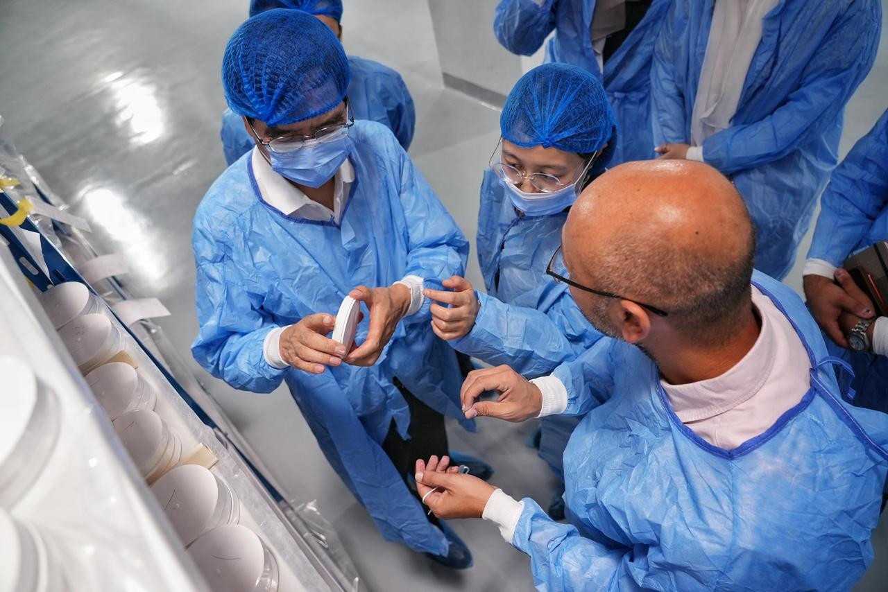 وفد صيني يتفقد عددا من مصانع المستلزمات الطبية&nbsp;بمصر