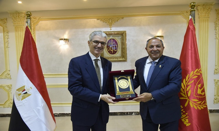 محافظ بورسعيد يبحث مع وفد الاتحاد الأوروبي سبل التعاون الاستثماري والت