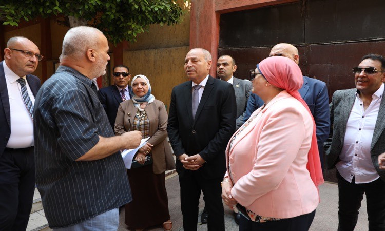 محافظ القاهرة يتفقد لجان الثانوية العامة ويشدد على بيئة امتحان آمنة وع