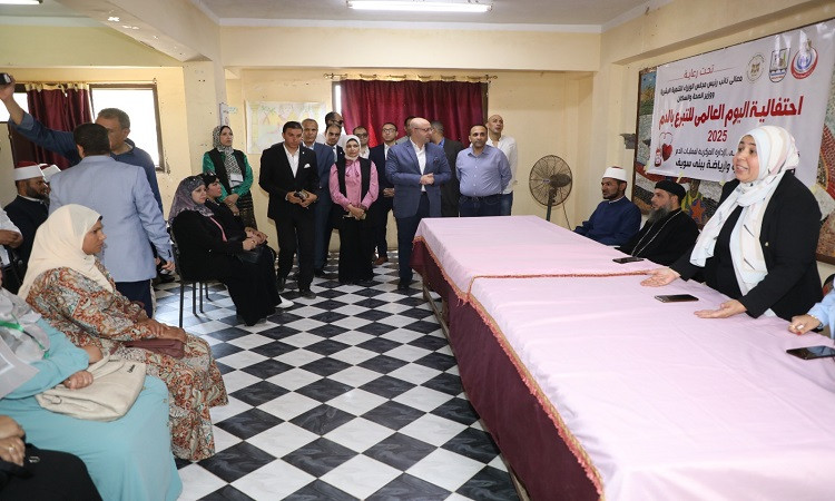 محافظ بني سويف يشهد حملة للتبرع بالدم بمراكز الشباب