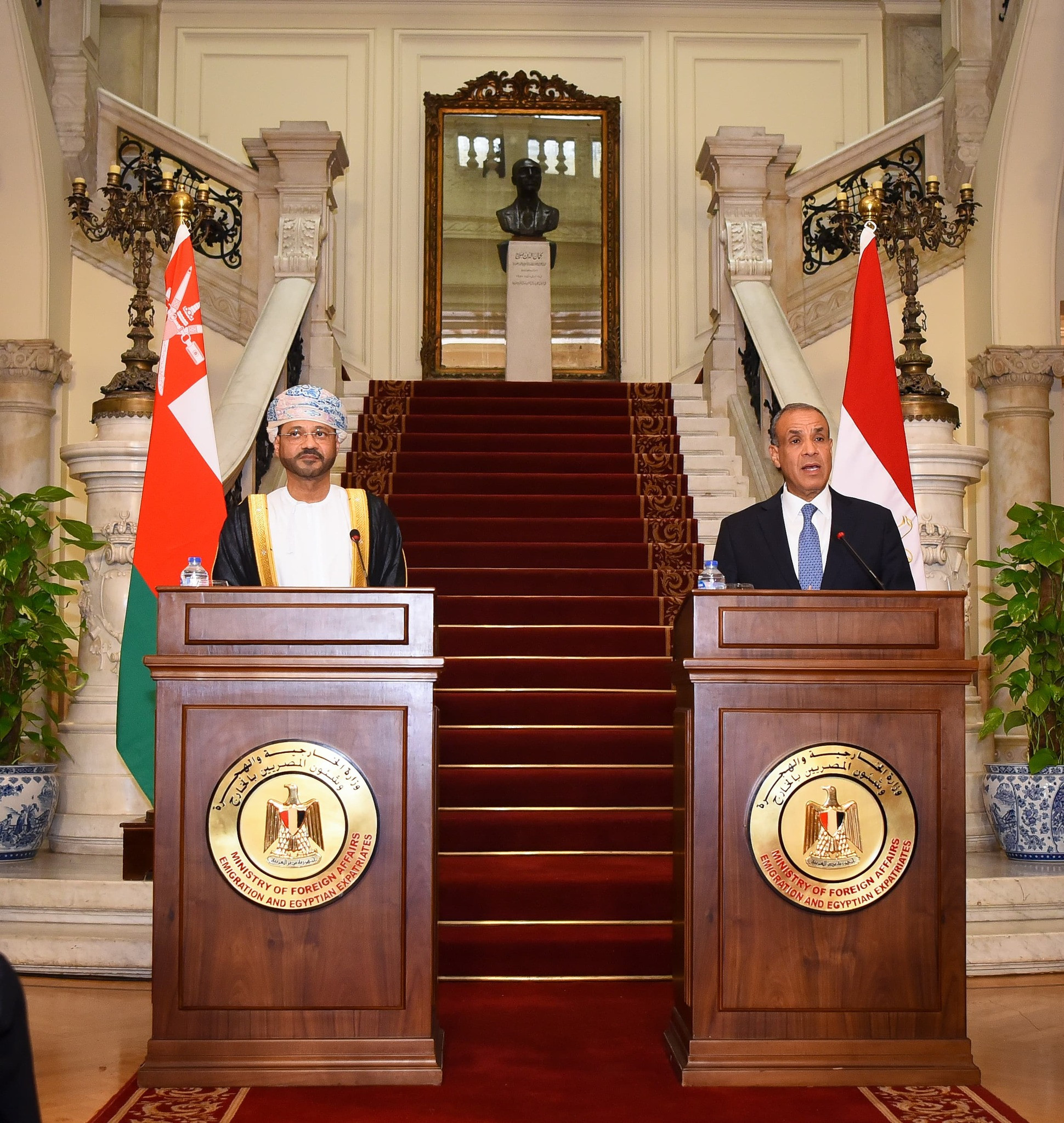 وزير الخارجية ونظيره العماني