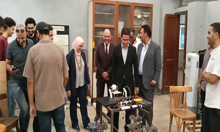 رئيس جامعة بنها يتفقد عدد من المشاريع الطلابية بكلية الهندسة ببنها