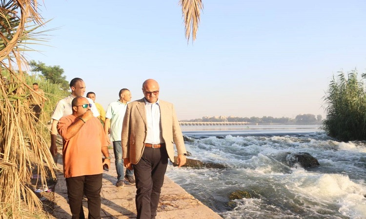 محافظ القليوبية يلتقي سائحين أجانب خلال جولته بالقناطر الخيرية
