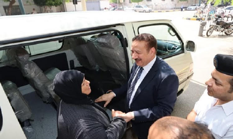 محافظ المنوفية يسلم سيارة ميكروباص جديدة لصاحبة سيارة حادث الإقليمي
