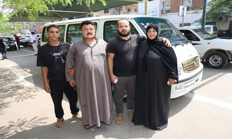 محافظ المنوفية يسلم سيارة ميكروباص جديدة لصاحبة سيارة حادث الإقليمي