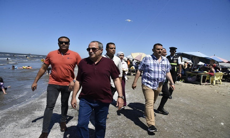 محافظ بورسعيد يشدد على إجراءات السلامة بشاطئ المحافظة