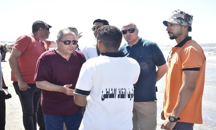 محافظ بورسعيد يشدد على إجراءات السلامة بشاطئ المحافظة