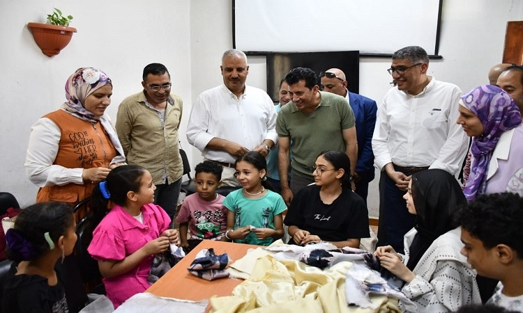 وزير الشباب والرياضة ومحافظ الجيزة يفتتحان ملاعب رياضية جديدة