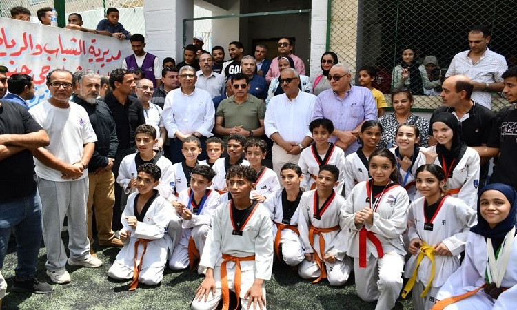 وزير الشباب والرياضة ومحافظ الجيزة يفتتحان ملاعب رياضية جديدة