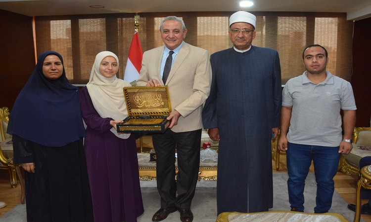 محافظ الغربية يستقبل ويكرم الفتيات أوائل الثانوية الأزهرية