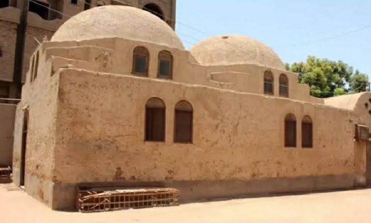 الاعتماد على الطوب اللبن والملاقف يقلل الحاجة للكهرباء والتكييف