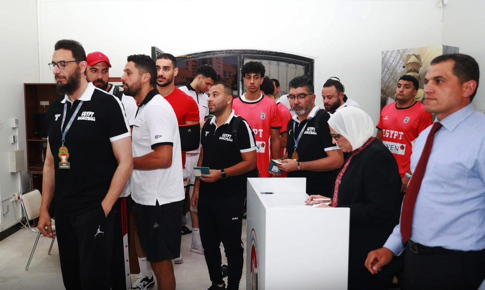 بعثة منتخب السلة الأولمبي في البحرين تشارك في انتخابات مجلس الشيوخ