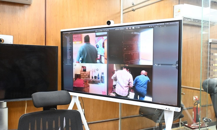 محافظ البحيرة تتابع جاهزية اللجان الانتخابية من مركز التحكم والسيطرة