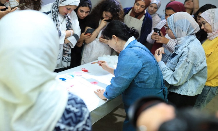 المركز الثقافي الكوري يطلق ورشة فن الرسم الشعبي الكوري التقليدي