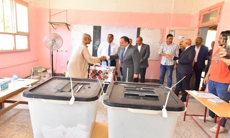 محافظ أسيوط يتفقد لجان الاقتراع ويشيد بمشاركة المواطنين في انتخابات ال