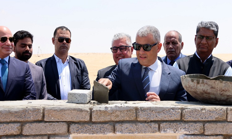محافظ الإسماعيلية يشهد وضع حجر الأساس لمشروعين هنديين للصناعات المعدني
