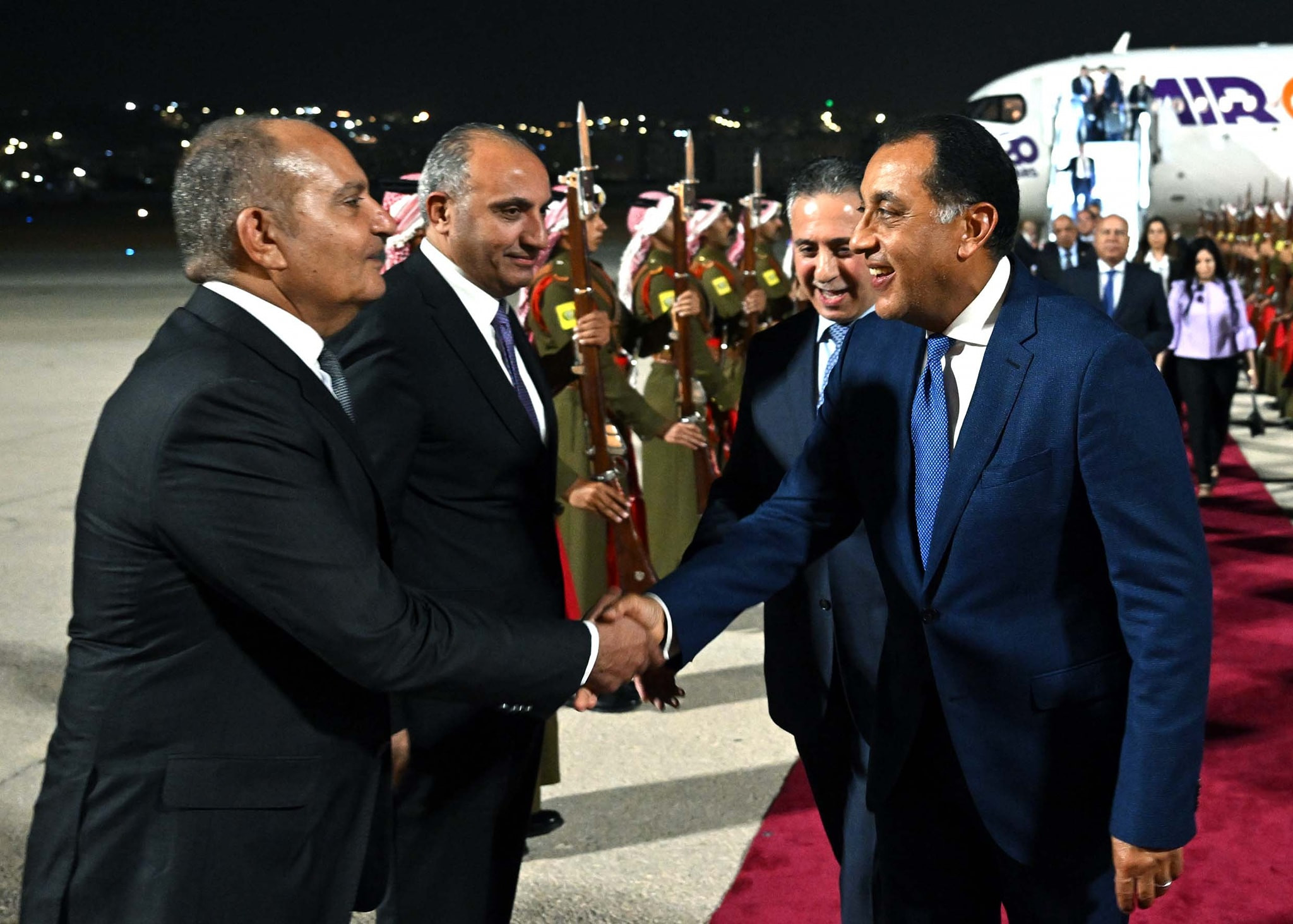 رئيس الوزراء يصل الأردن