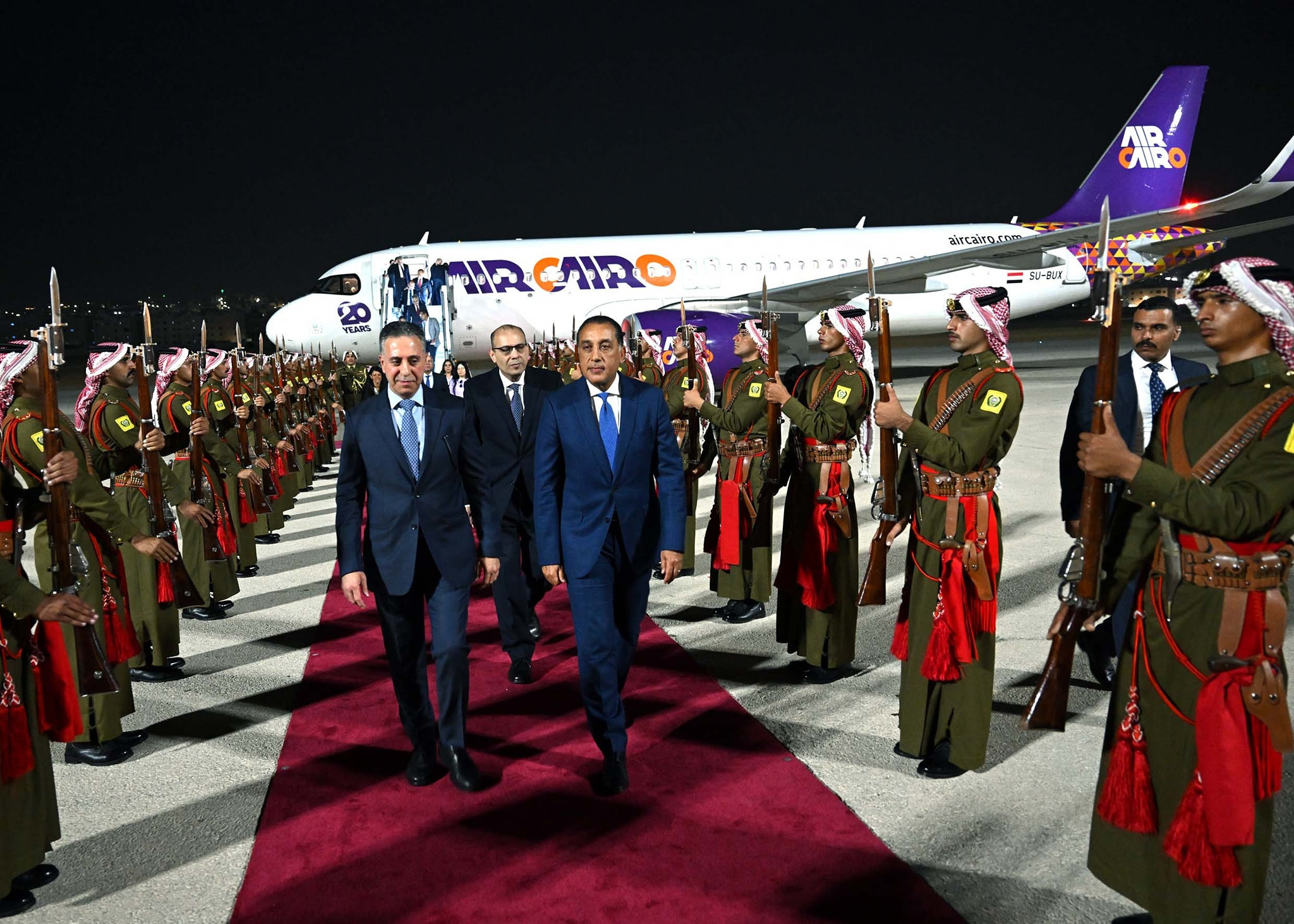 رئيس الوزراء يصل الأردن